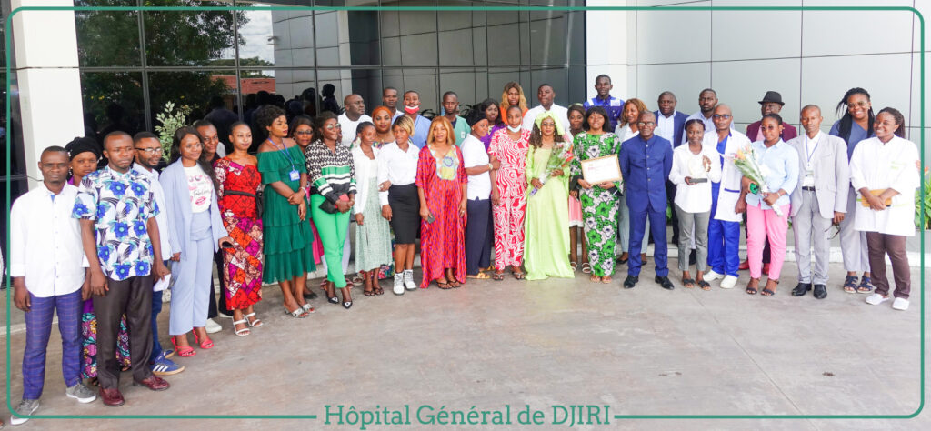 Réception de la Palme d’Or décernée au Directeur Général de l’Hôpital Général de DJIRI par le personnel dudit Hôpital.